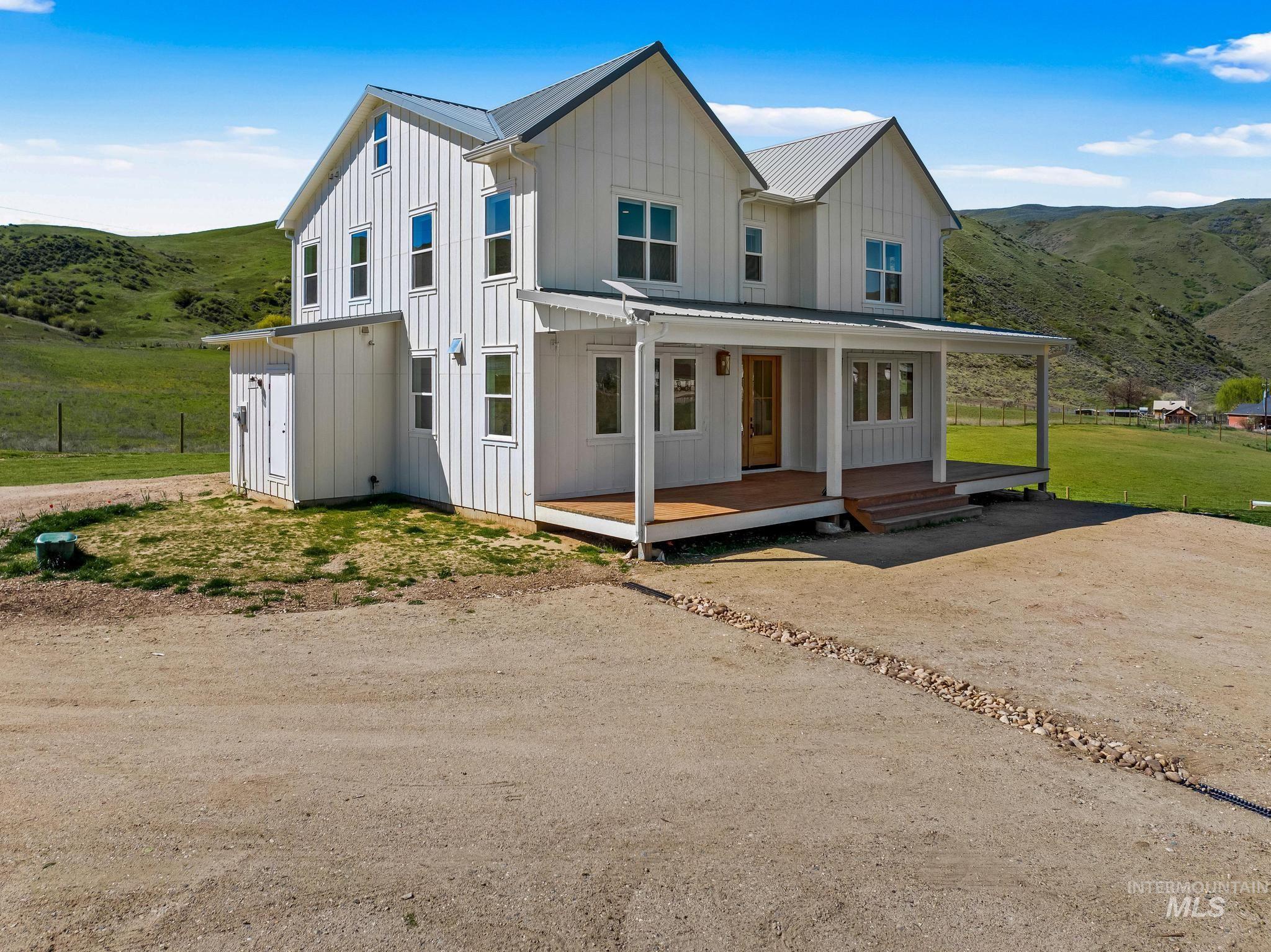 47 Faull Ranch Dr, Horseshoe Bend, Idaho 83629, 3 Bedrooms, 2.5 Bathrooms, Residential For Sale, Price $979,000, 98982450