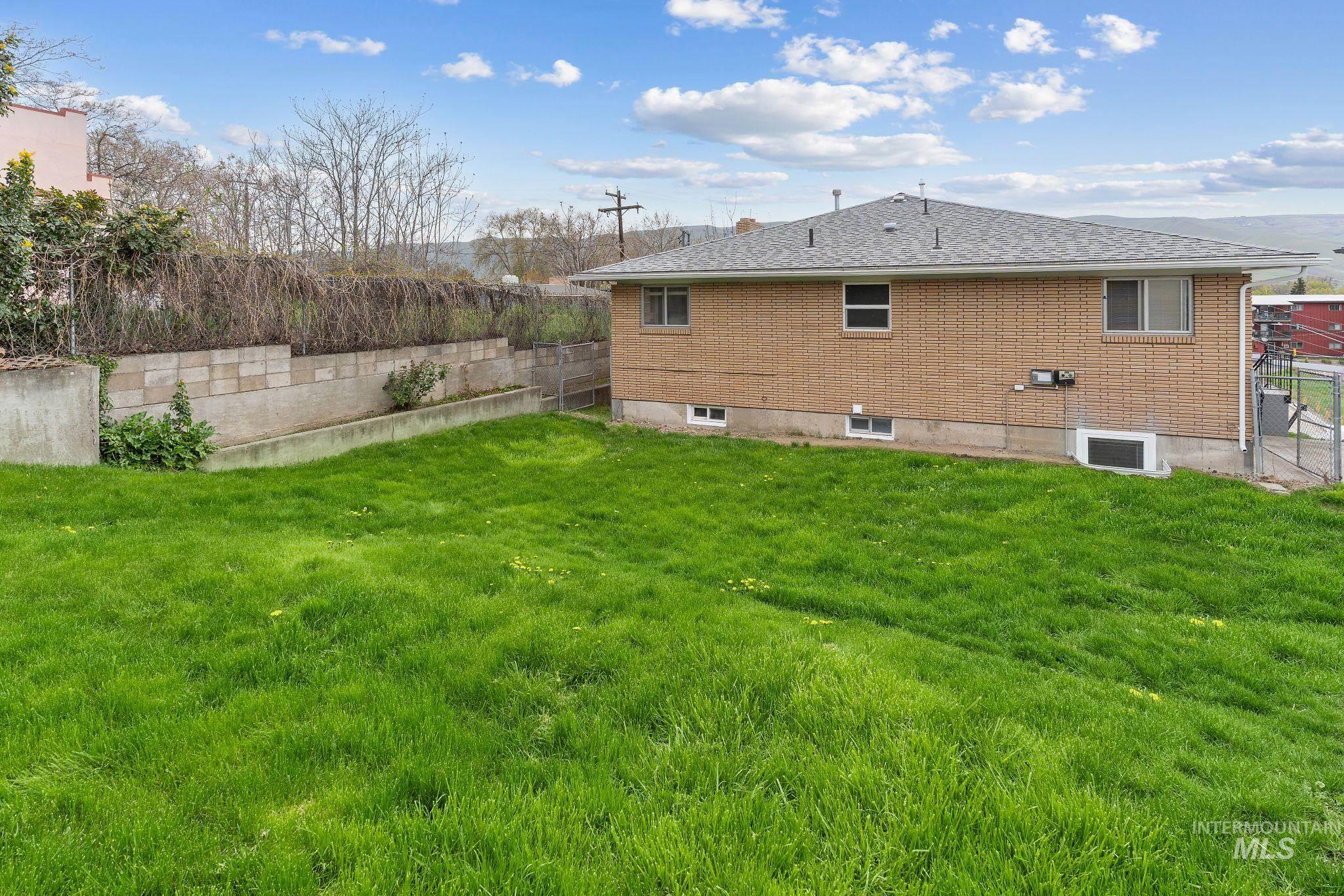 303 Highland Ave, Clarkston, Washington 99403, 4 Bedrooms, 2.5 Bathrooms, Residential For Sale, Price $450,000, 98982466