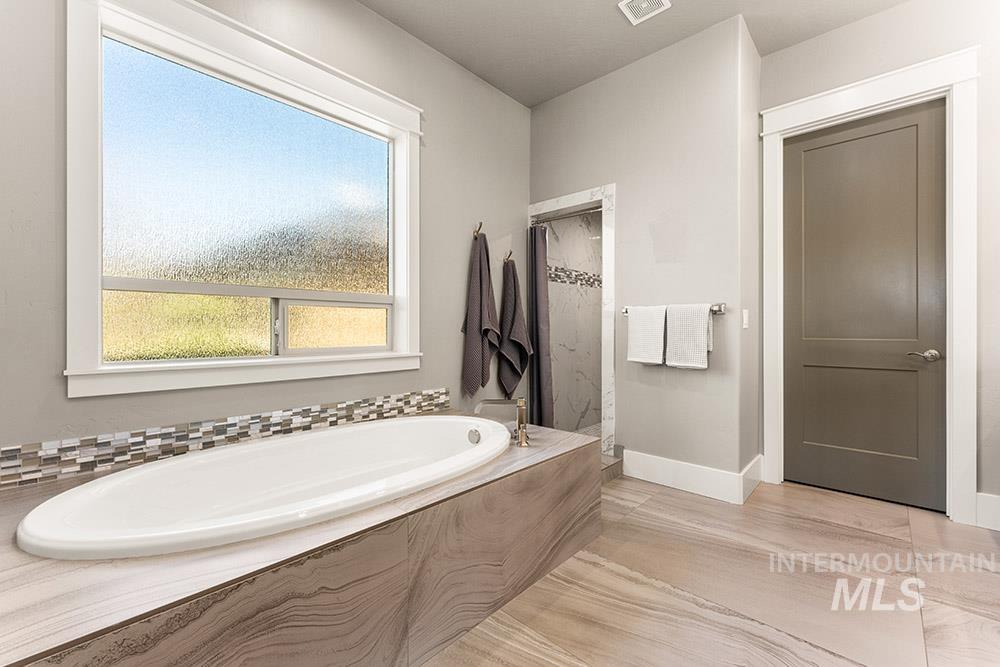 2871 S Fox Run Avenue, Eagle, Idaho 83616, 3 Bedrooms, 2.5 Bathrooms, Residential For Sale, Price $925,000, 98982468