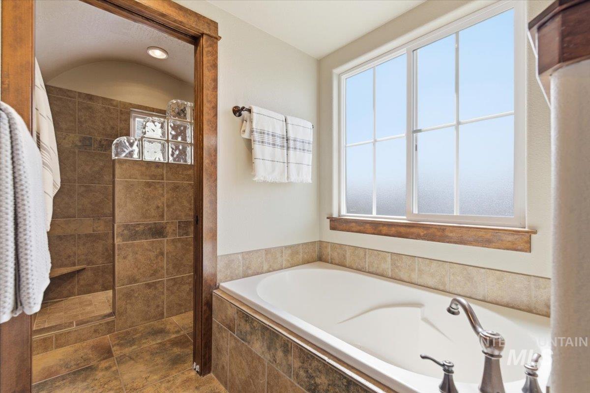 369 E Wexford Lane, Eagle, Idaho 83616, 2 Bedrooms, 2.5 Bathrooms, Residential For Sale, Price $605,000,MLS 98982498