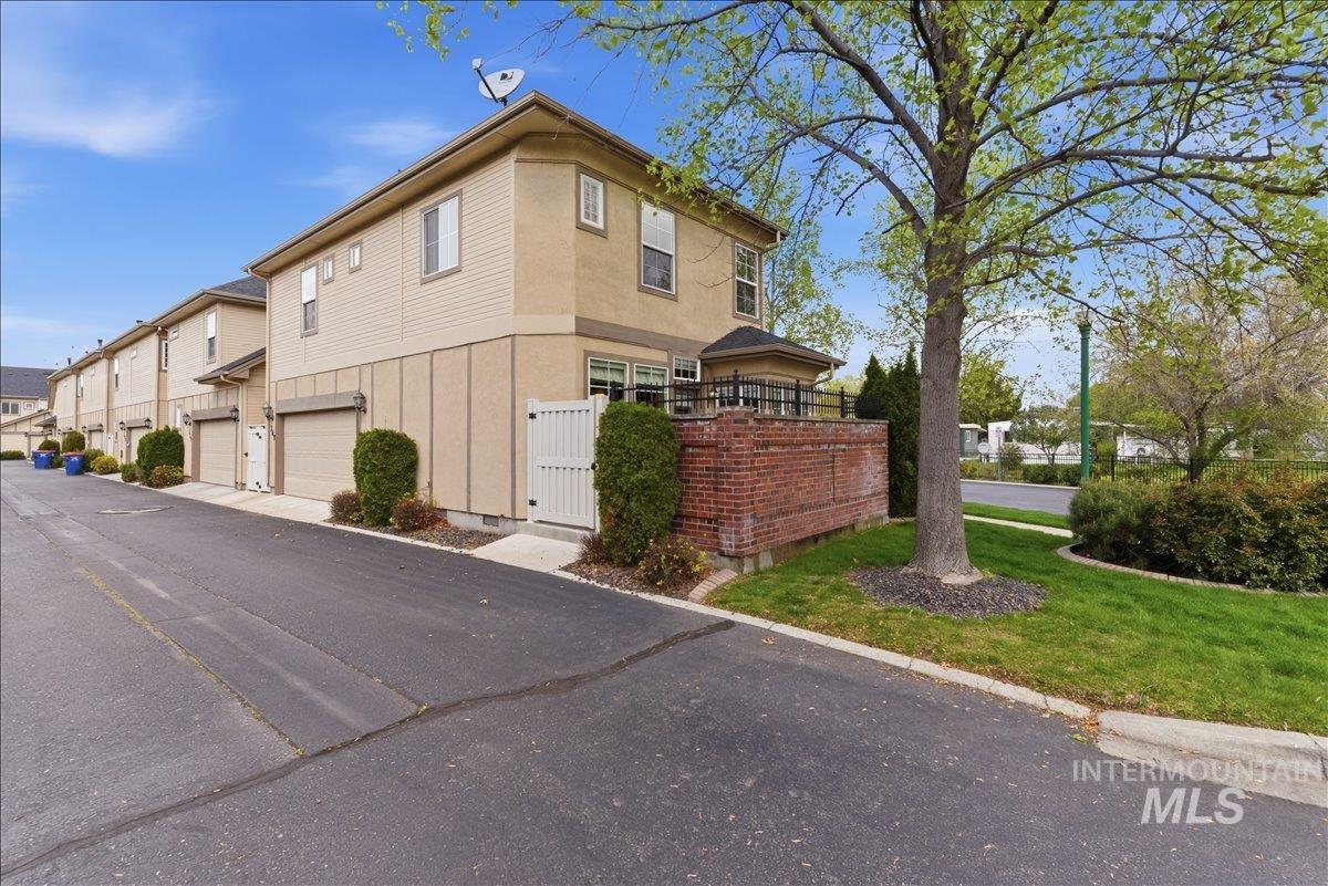 369 E Wexford Lane, Eagle, Idaho 83616, 2 Bedrooms, 2.5 Bathrooms, Residential For Sale, Price $605,000,MLS 98982498