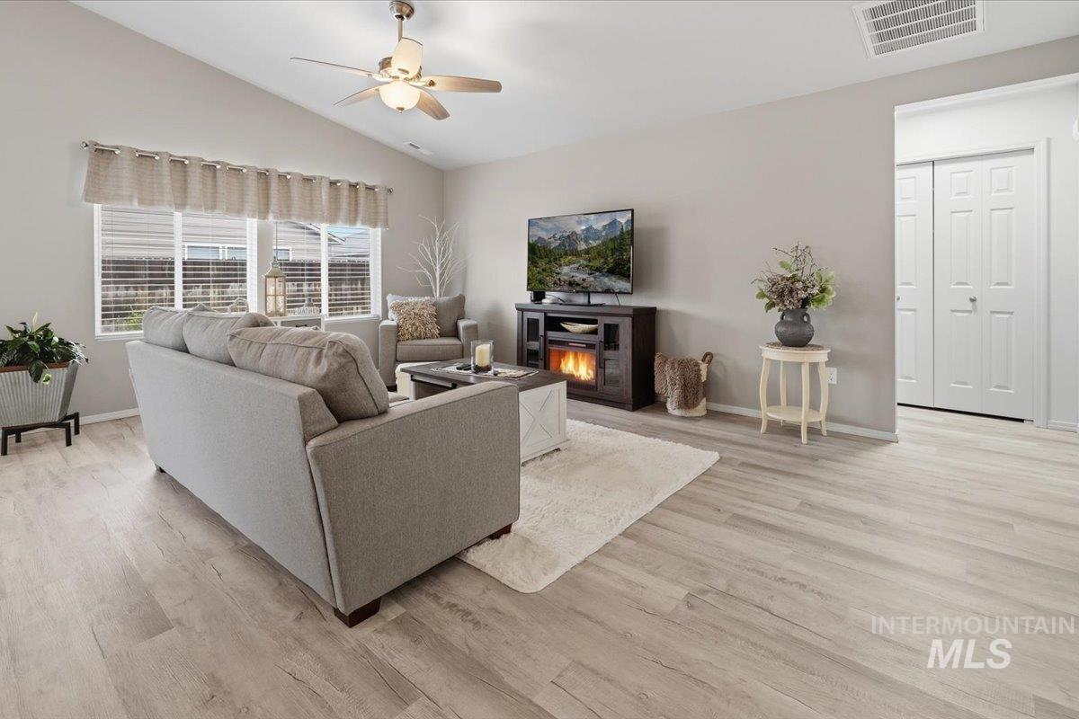 19511 Commonwealth Ave, Caldwell, Idaho 83605, 3 Bedrooms, 2 Bathrooms, Residential For Sale, Price $400,000, 98982507