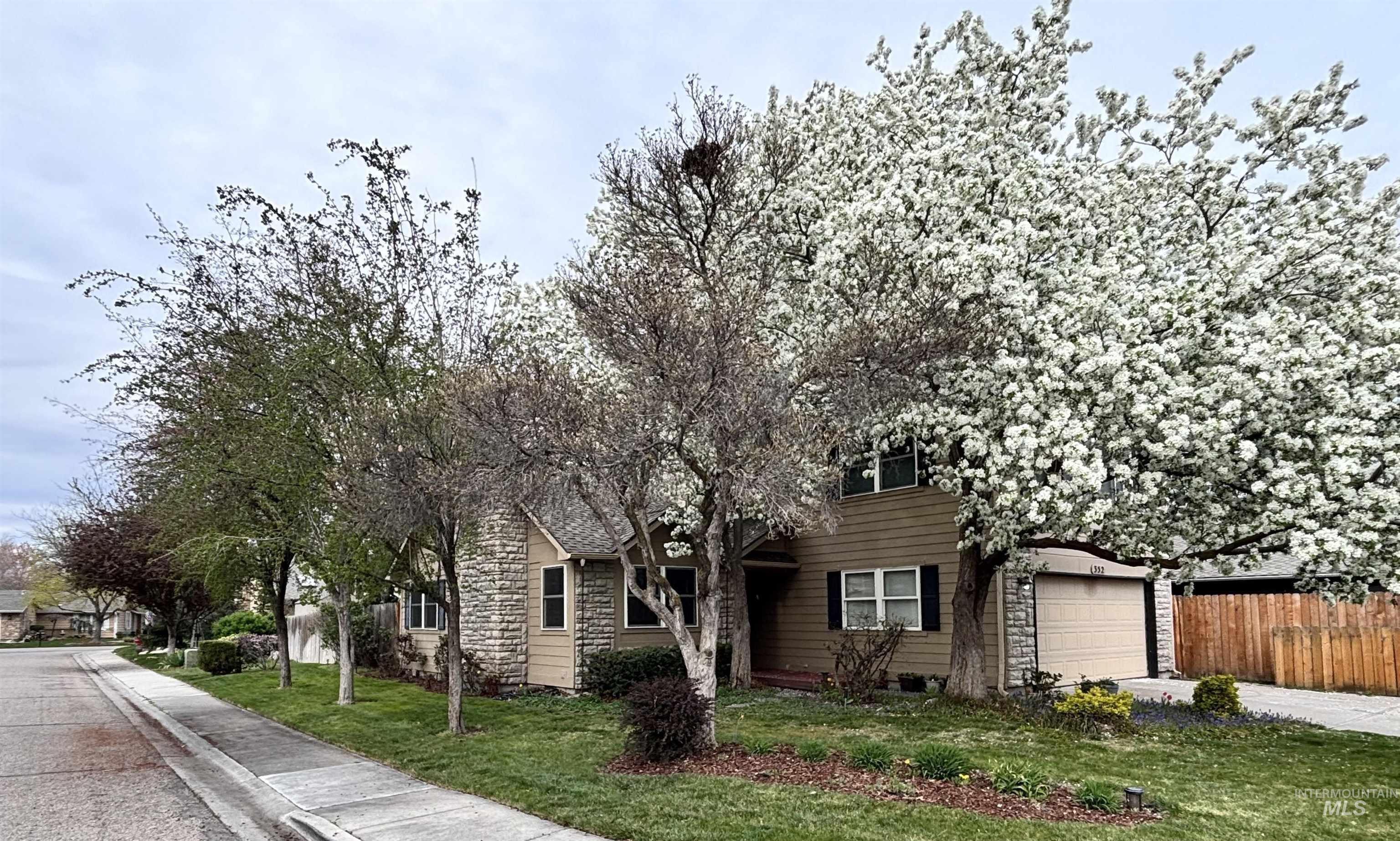 352 W Greensboro Ct, Boise, Idaho 83706, 4 Bedrooms, 3 Bathrooms, Residential For Sale, Price $659,000,MLS 98982509