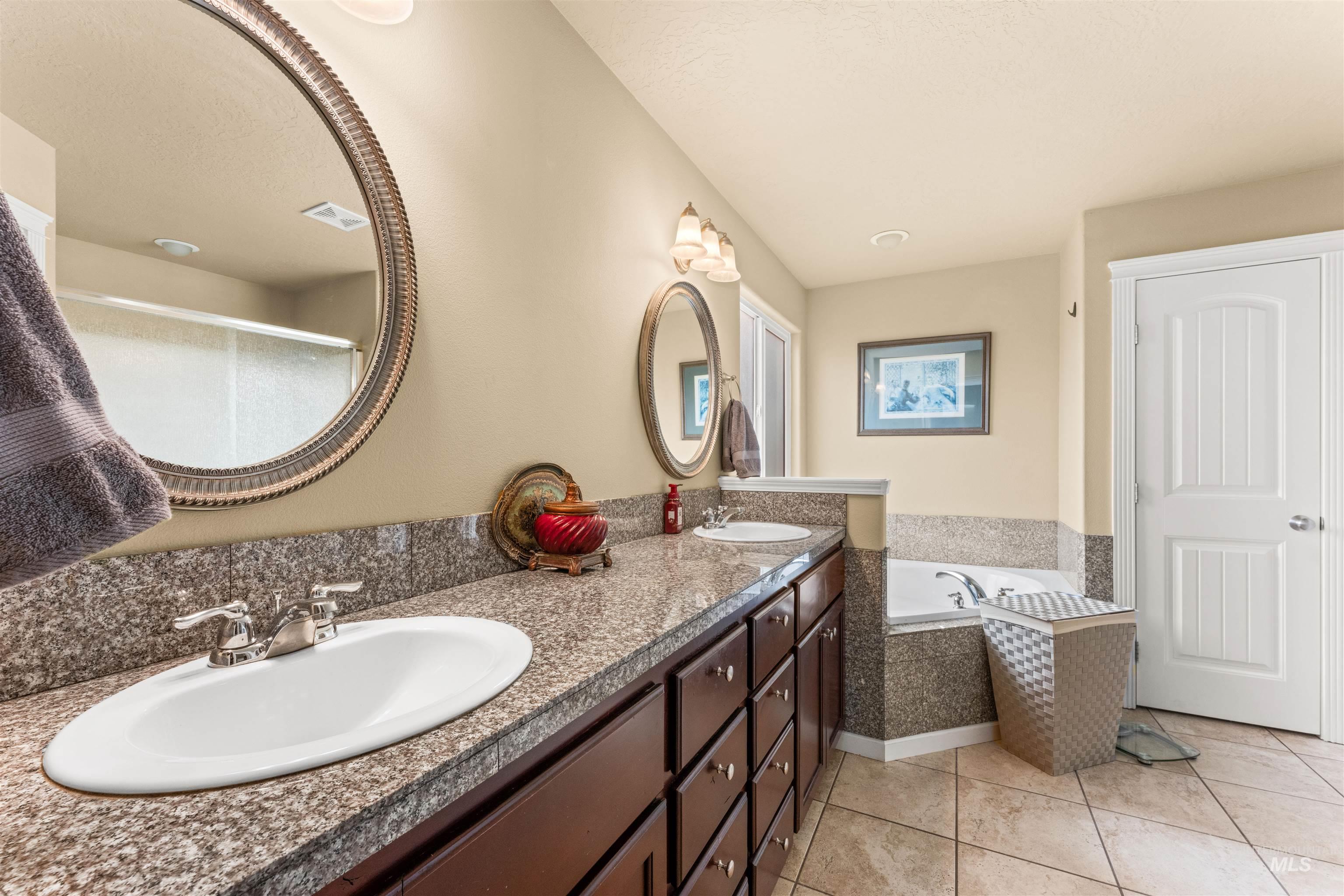 1118 Palace Ave., Emmett, Idaho 83617, 3 Bedrooms, 2.5 Bathrooms, Residential For Sale, Price $465,000,MLS 98982521