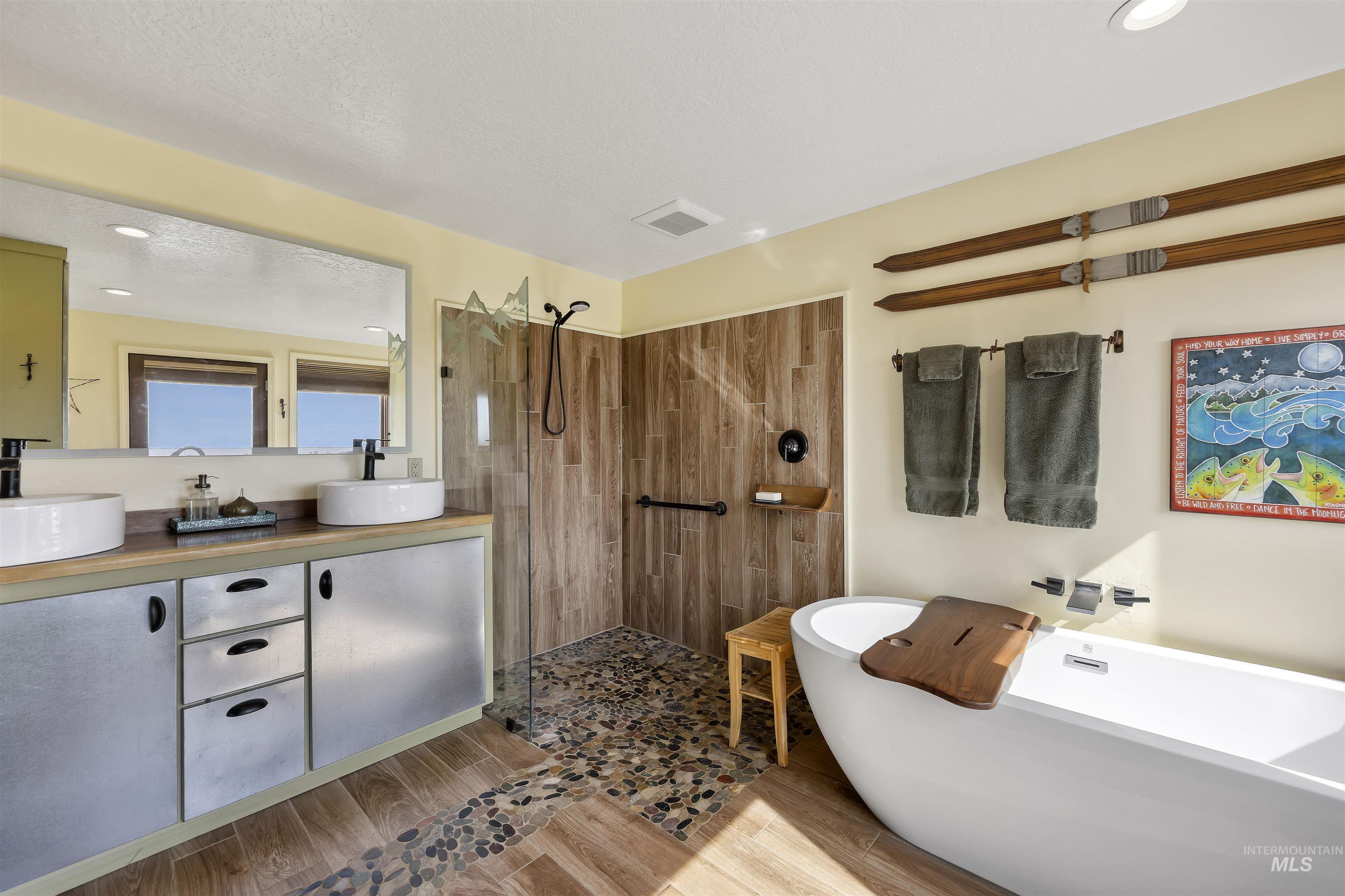 115 W Horseshoe Loop, Fairfield, Idaho 83327, 2 Bedrooms, 2.5 Bathrooms, Residential For Sale, Price $675,000,MLS 98982524