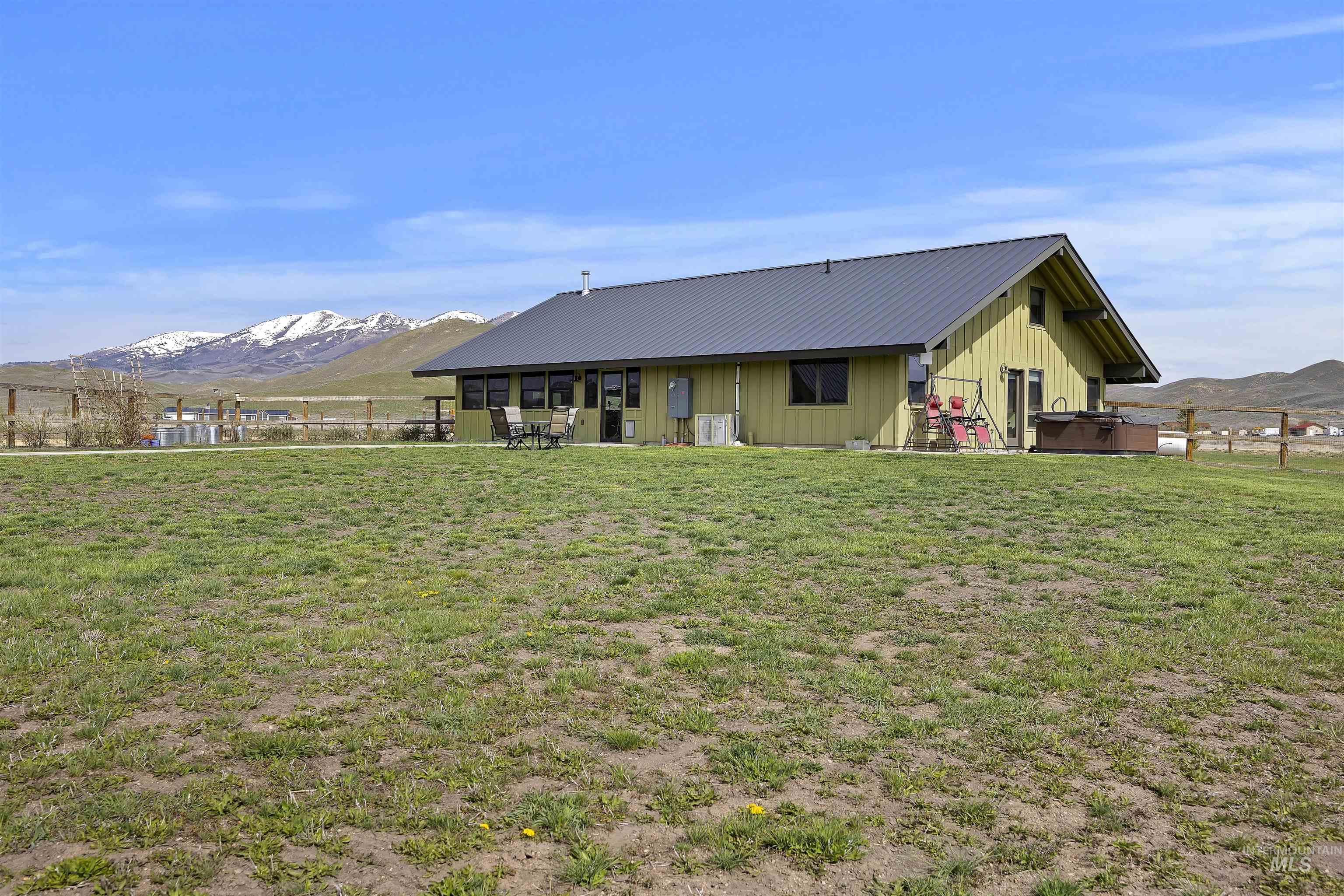 115 W Horseshoe Loop, Fairfield, Idaho 83327, 2 Bedrooms, 2.5 Bathrooms, Residential For Sale, Price $675,000,MLS 98982524