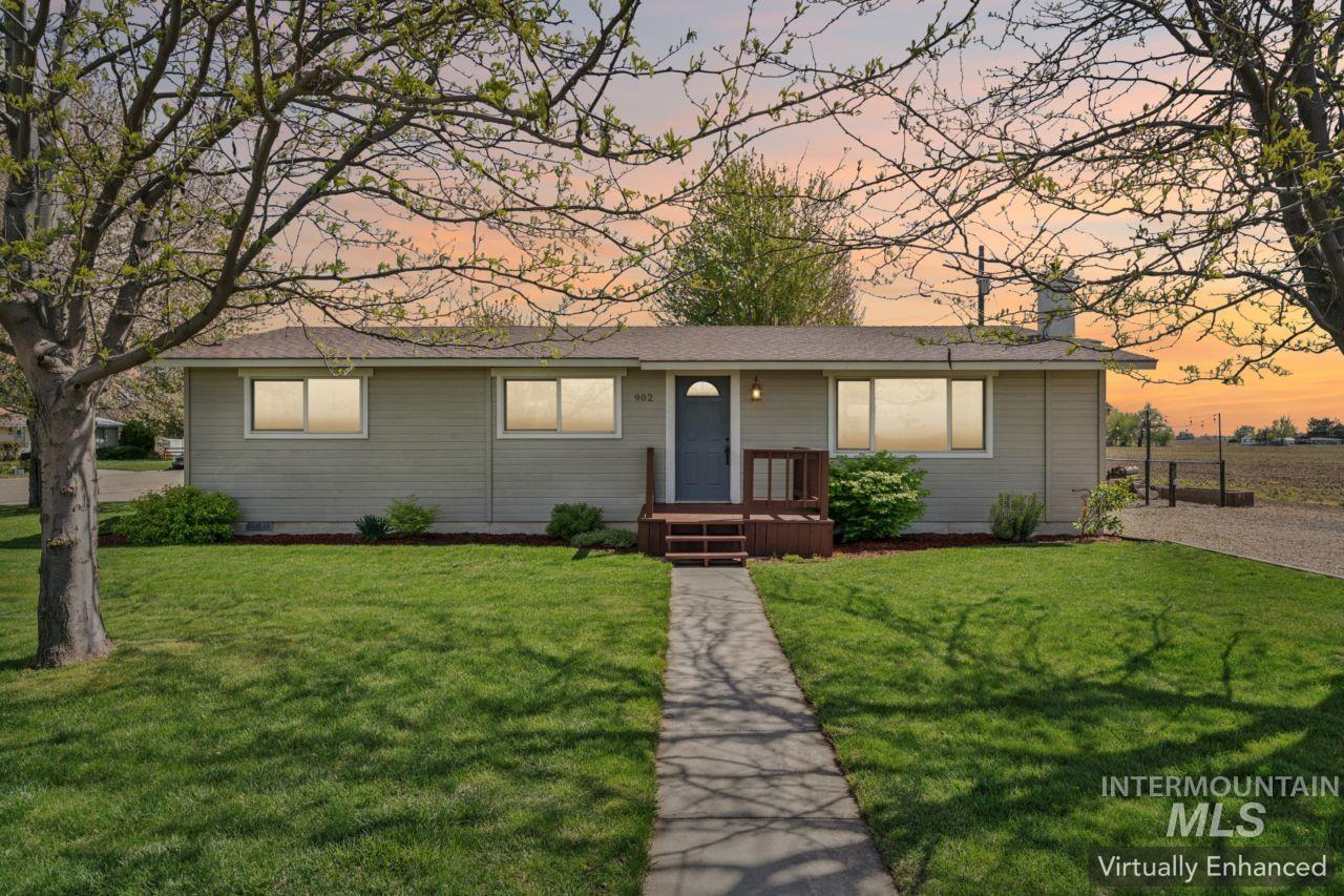 902 S Arizona, Fruitland, Idaho 83619, 3 Bedrooms, 1.5 Bathrooms, Residential For Sale, Price $349,500, 98982525