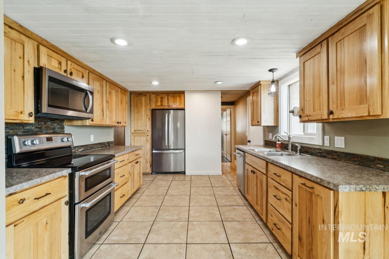 902 S Arizona, Fruitland, Idaho 83619, 3 Bedrooms, 1.5 Bathrooms, Residential For Sale, Price $349,500, 98982525