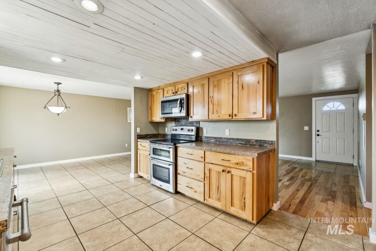 902 S Arizona, Fruitland, Idaho 83619, 3 Bedrooms, 1.5 Bathrooms, Residential For Sale, Price $349,500, 98982525