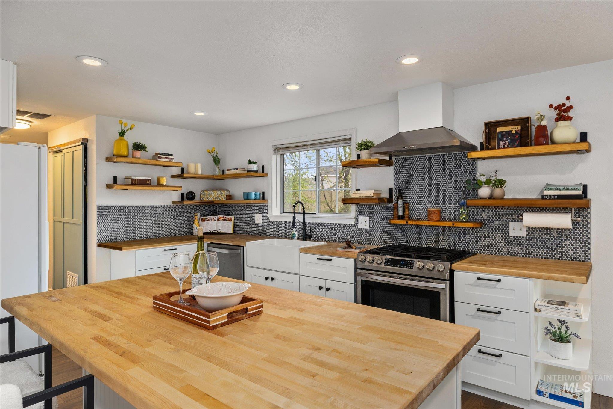 2852 NW 14Th St, Meridian, Idaho 83646, 3 Bedrooms, 2 Bathrooms, Residential For Sale, Price $460,000,MLS 98982529