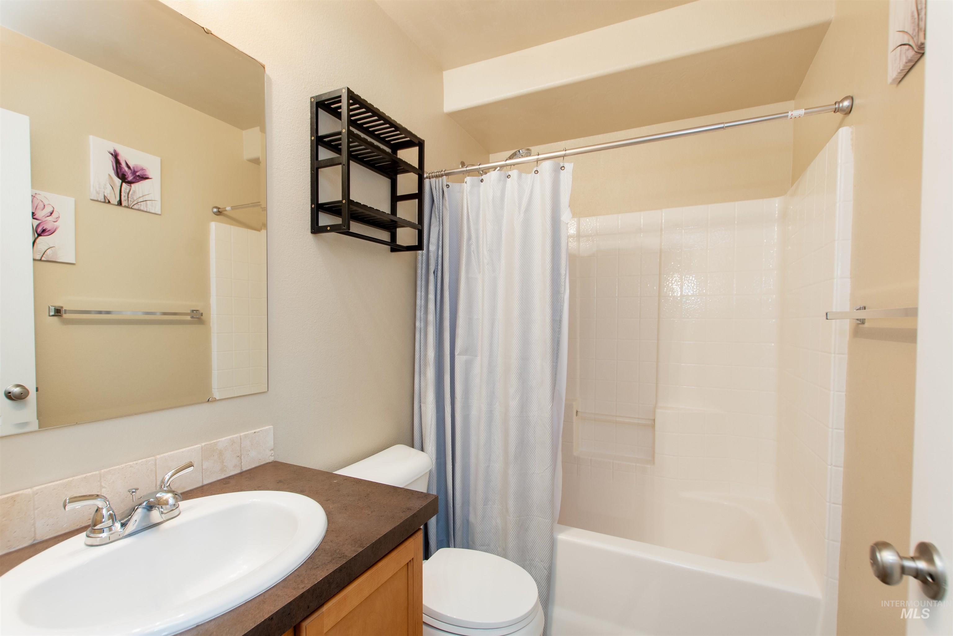 5759 S Moon Land Ave, Boise, Idaho 83709, 4 Bedrooms, 2.5 Bathrooms, Residential For Sale, Price $449,000,MLS 98982530