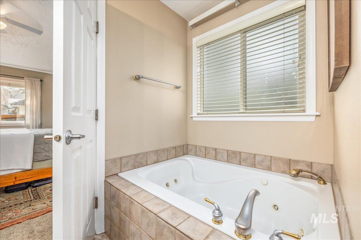 6224 N Royal Park, Boise, Idaho 83713, 3 Bedrooms, 2 Bathrooms, Residential For Sale, Price $449,900,MLS 98982534