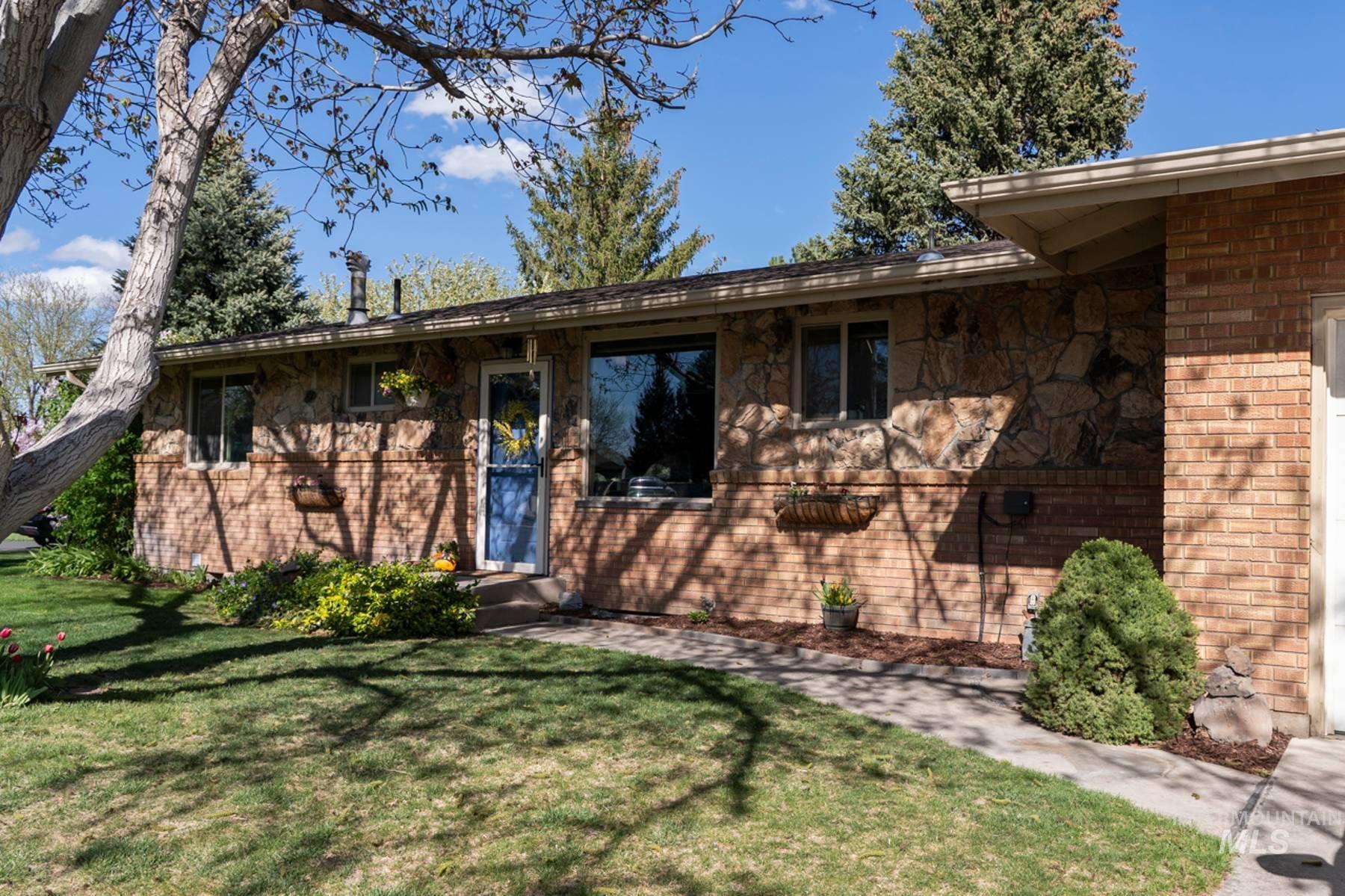 976 Desert View Dr., Twin Falls, Idaho 83301, 4 Bedrooms, 3 Bathrooms, Residential For Sale, Price $449,000,MLS 98982546