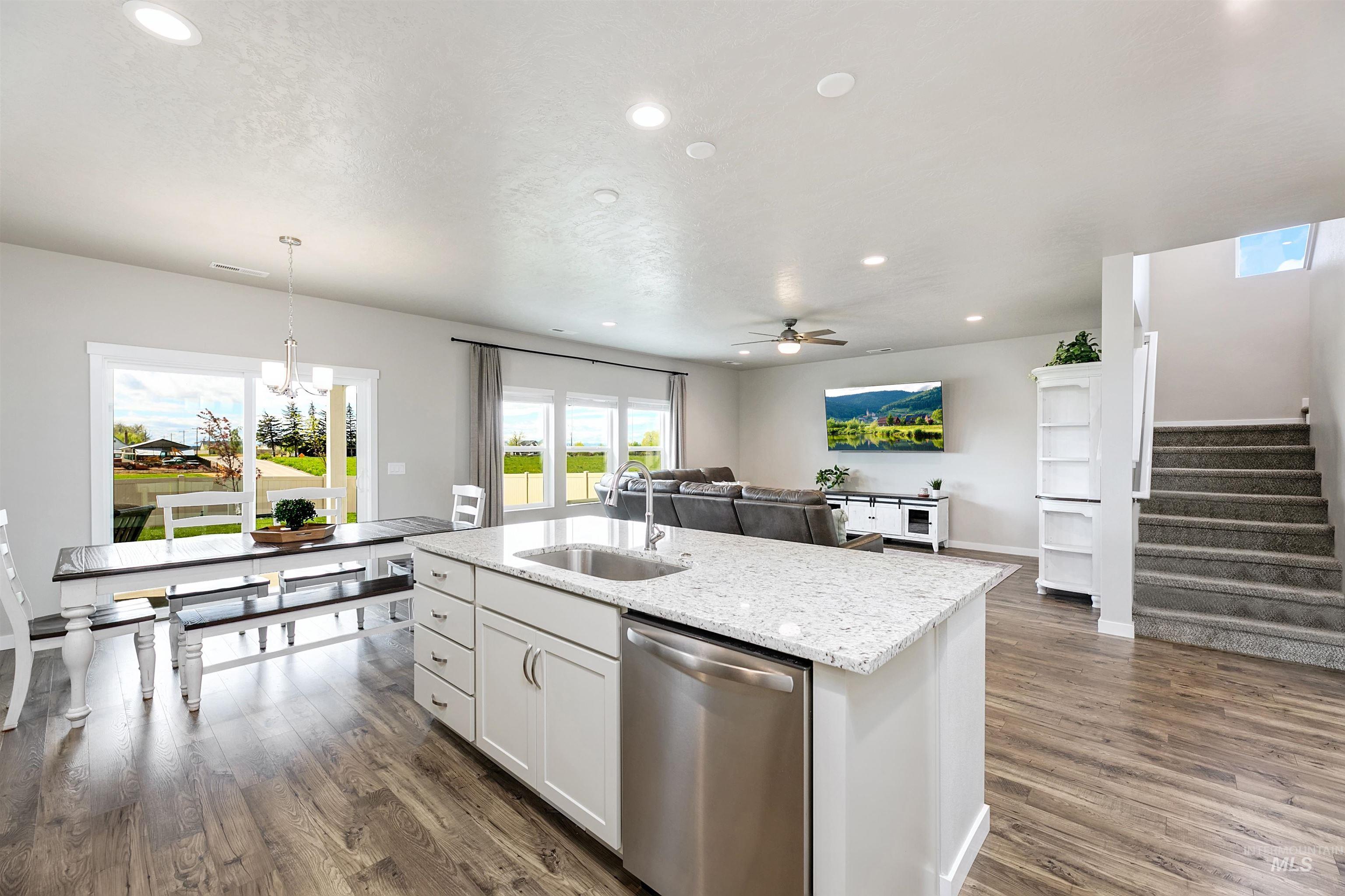 10385 W Mauve Clover Lane, Star, Idaho 83669, 4 Bedrooms, 2.5 Bathrooms, Residential For Sale, Price $569,500,MLS 98982547