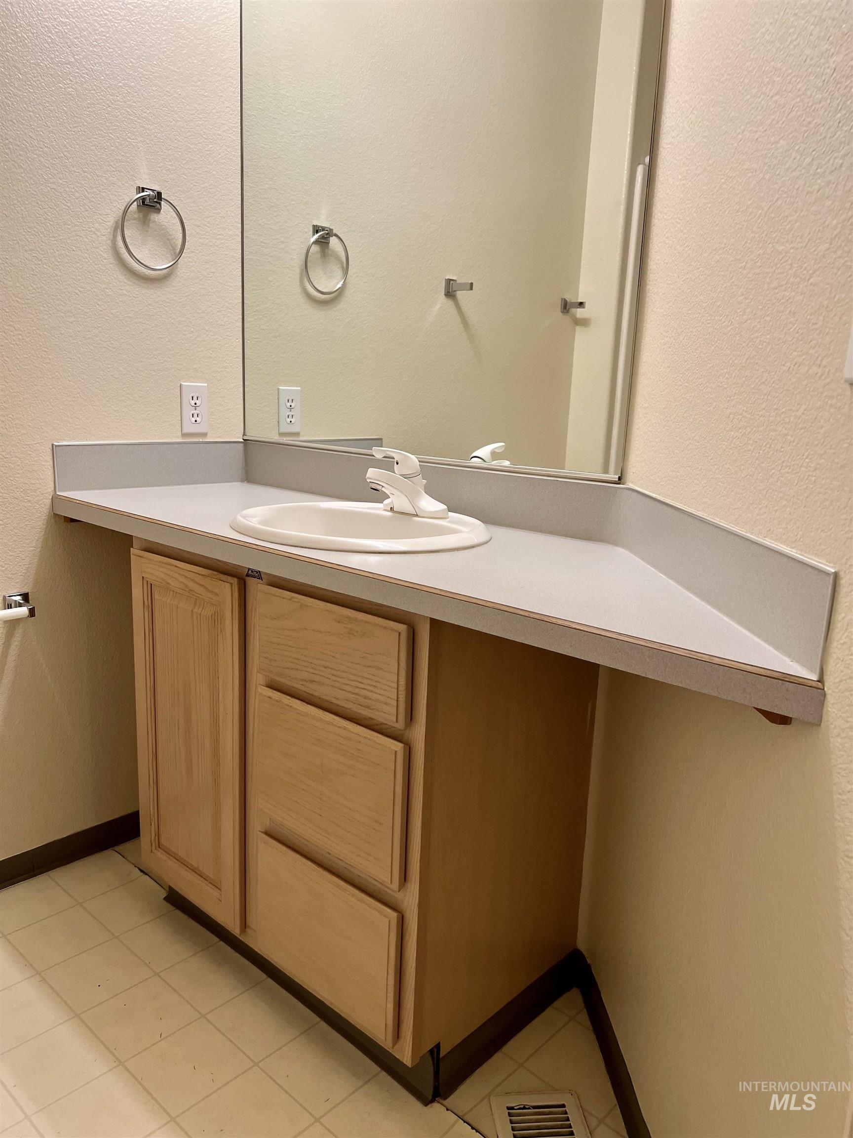 7949 W Holt Ct., Boise, Idaho 83704, 3 Bedrooms, 2.5 Bathrooms, Residential For Sale, Price $355,000, 98982551