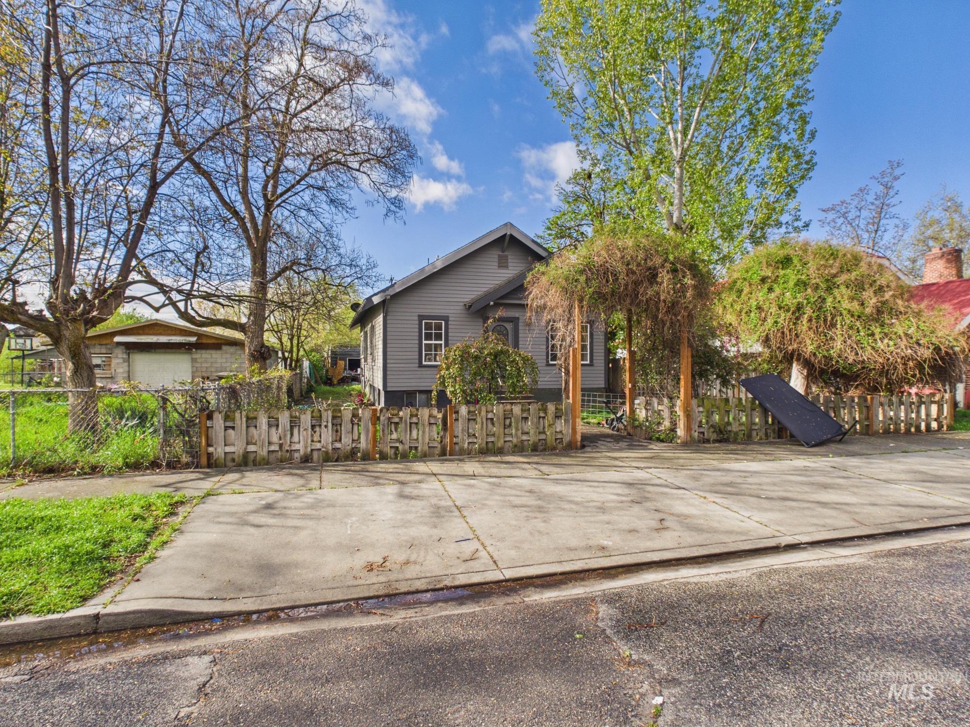 611 E 2nd, Emmett, Idaho 83617, 4 Bedrooms, 2 Bathrooms, Residential For Sale, Price $299,000, 98982567