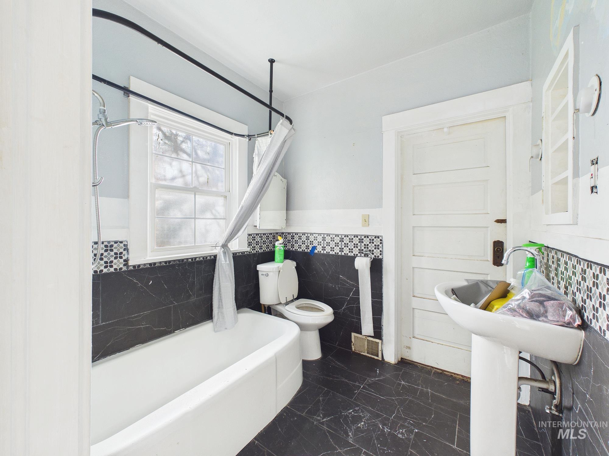 611 E 2nd, Emmett, Idaho 83617, 4 Bedrooms, 2 Bathrooms, Residential For Sale, Price $299,000, 98982567