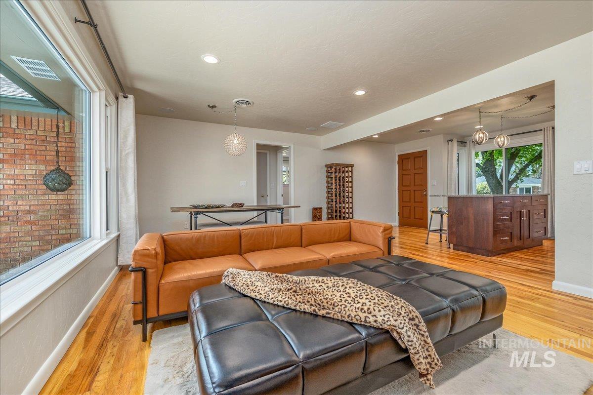 1914 N Amber, Boise, Idaho 83706, 2 Bedrooms, 1.5 Bathrooms, Residential For Sale, Price $580,000, 98982574