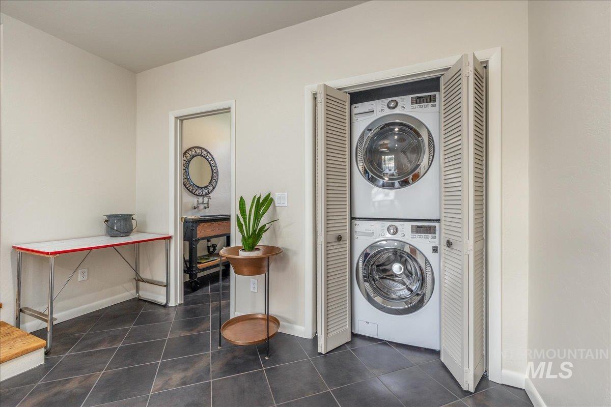 1914 N Amber, Boise, Idaho 83706, 2 Bedrooms, 1.5 Bathrooms, Residential For Sale, Price $580,000, 98982574