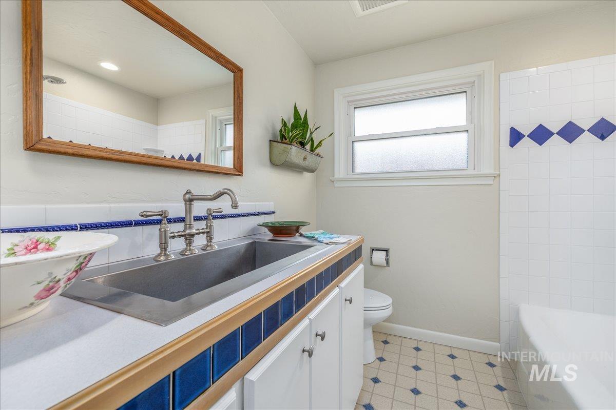 1914 N Amber, Boise, Idaho 83706, 2 Bedrooms, 1.5 Bathrooms, Residential For Sale, Price $580,000, 98982574