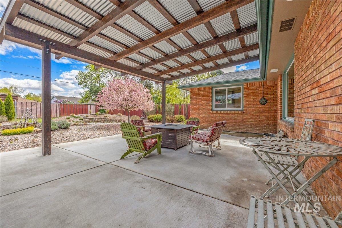 1914 N Amber, Boise, Idaho 83706, 2 Bedrooms, 1.5 Bathrooms, Residential For Sale, Price $580,000, 98982574