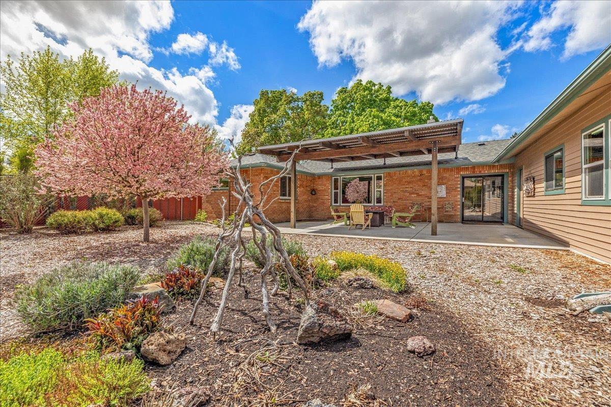 1914 N Amber, Boise, Idaho 83706, 2 Bedrooms, 1.5 Bathrooms, Residential For Sale, Price $580,000, 98982574