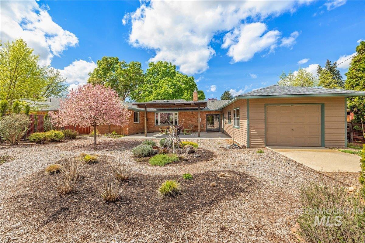 1914 N Amber, Boise, Idaho 83706, 2 Bedrooms, 1.5 Bathrooms, Residential For Sale, Price $580,000, 98982574