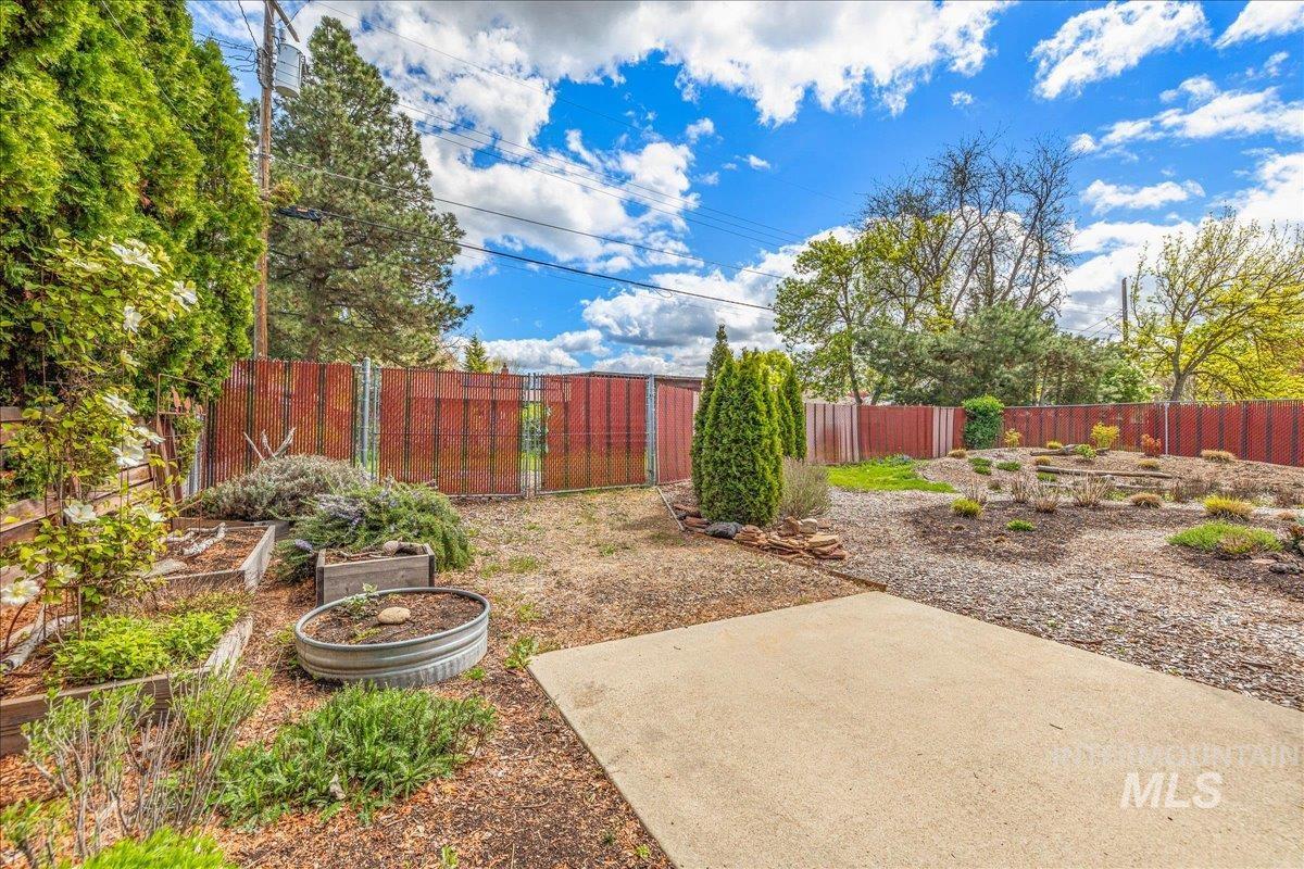 1914 N Amber, Boise, Idaho 83706, 2 Bedrooms, 1.5 Bathrooms, Residential For Sale, Price $580,000, 98982574