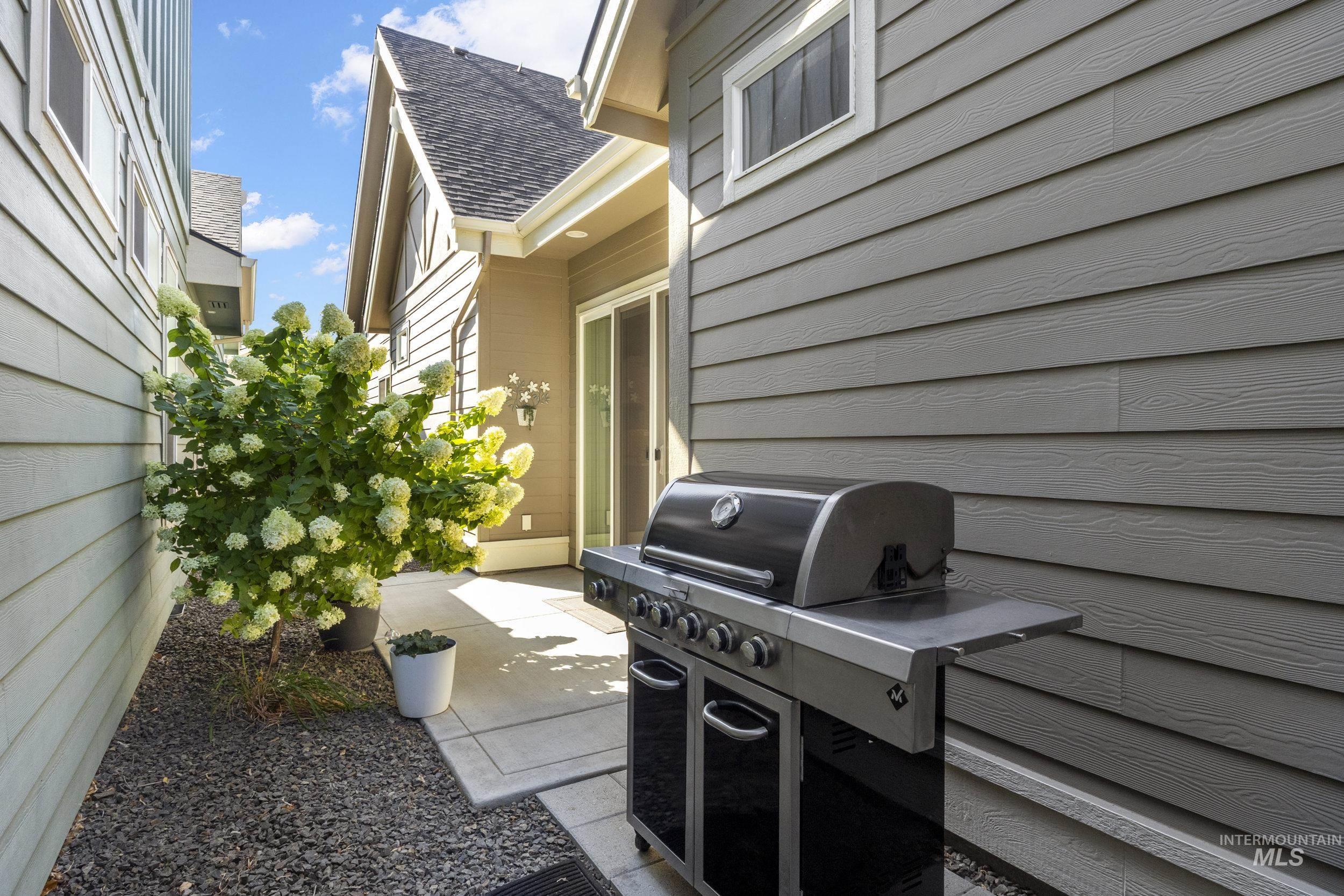 6235 N Bernacchi Lane, Meridian, Idaho 83646, 2 Bedrooms, 2 Bathrooms, Residential For Sale, Price $575,000, 98982612