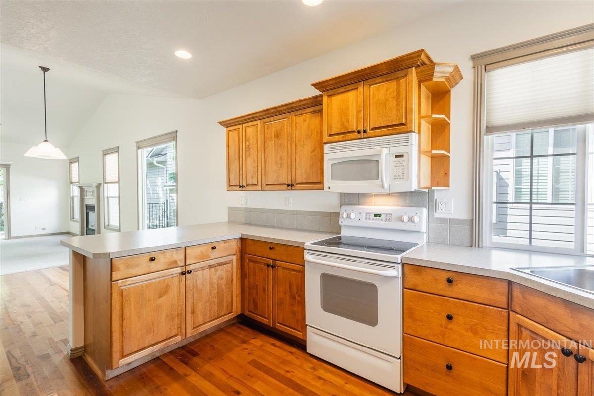 336 S Golden Eagle Lane, Eagle, Idaho 83616, 2 Bedrooms, 2 Bathrooms, Residential For Sale, Price $389,900, 98982627