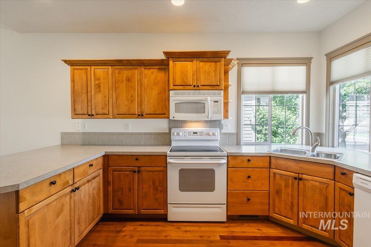 336 S Golden Eagle Lane, Eagle, Idaho 83616, 2 Bedrooms, 2 Bathrooms, Residential For Sale, Price $389,900, 98982627