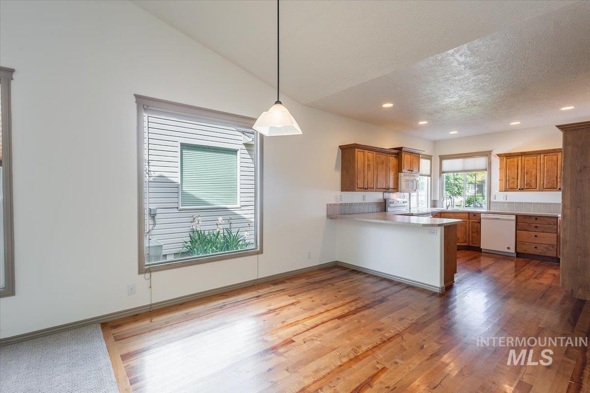 336 S Golden Eagle Lane, Eagle, Idaho 83616, 2 Bedrooms, 2 Bathrooms, Residential For Sale, Price $389,900, 98982627
