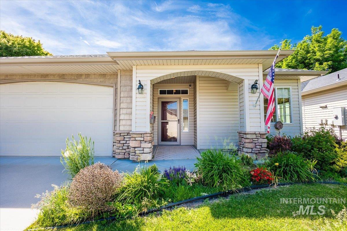 336 S Golden Eagle Lane, Eagle, Idaho 83616, 2 Bedrooms, 2 Bathrooms, Residential For Sale, Price $389,900, 98982627