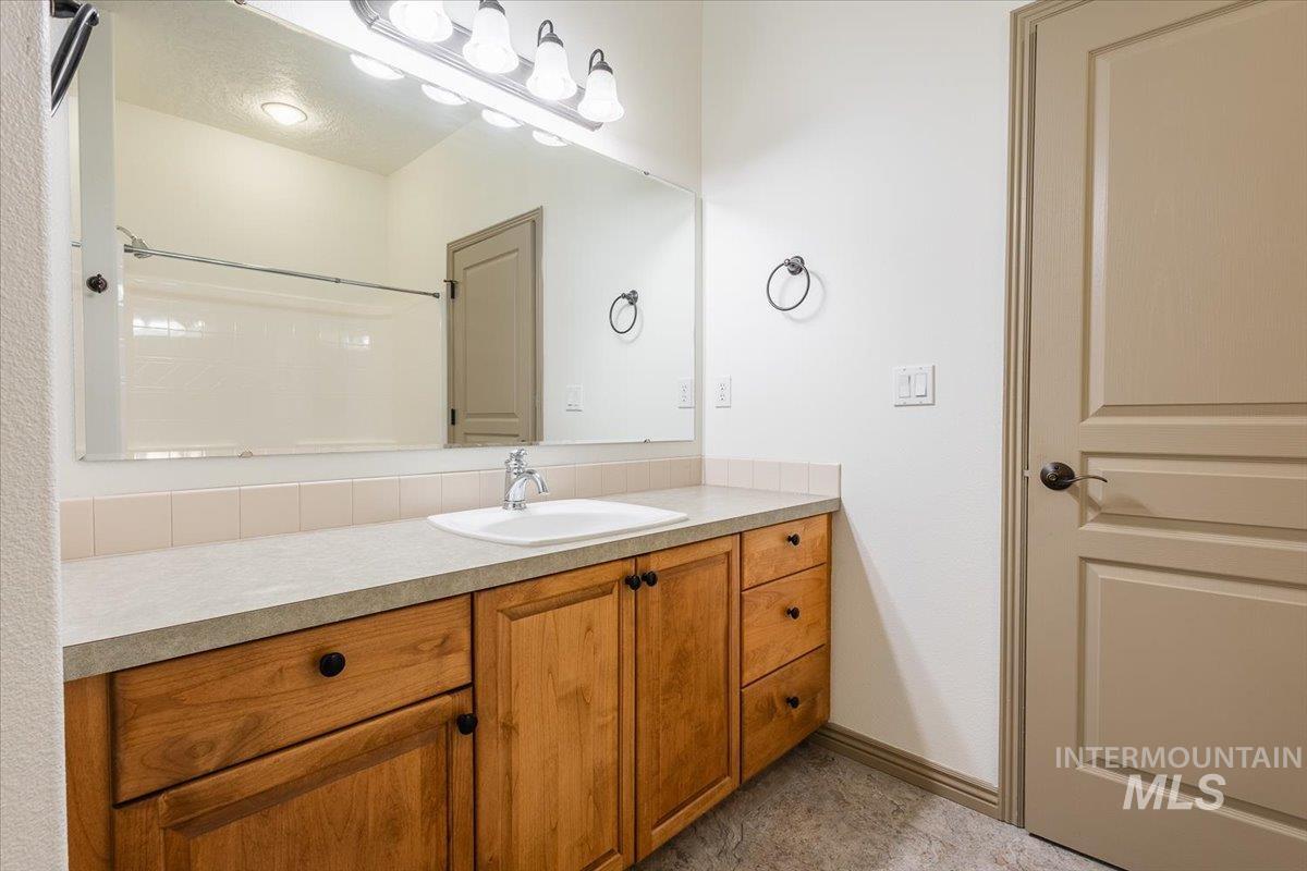 336 S Golden Eagle Lane, Eagle, Idaho 83616, 2 Bedrooms, 2 Bathrooms, Residential For Sale, Price $389,900, 98982627