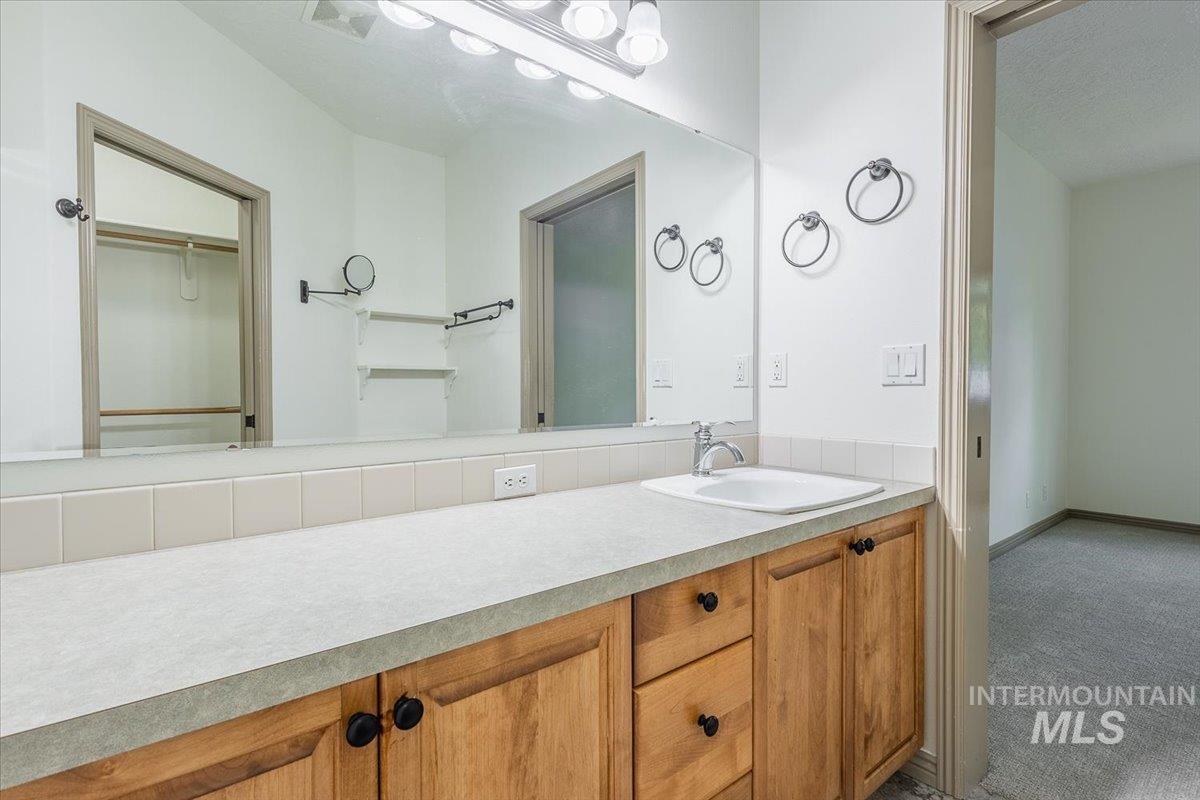 336 S Golden Eagle Lane, Eagle, Idaho 83616, 2 Bedrooms, 2 Bathrooms, Residential For Sale, Price $389,900, 98982627