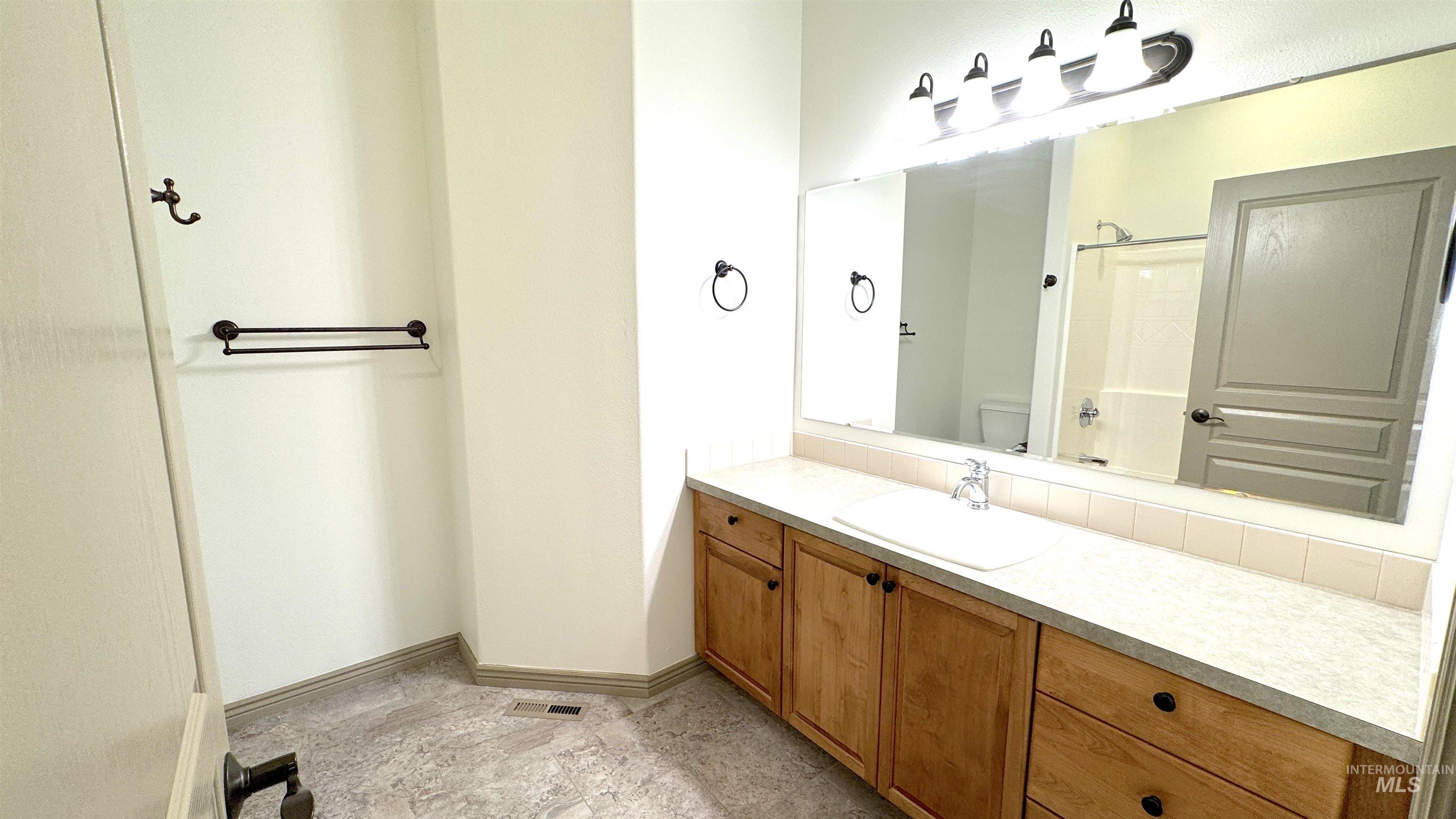 336 S Golden Eagle Lane, Eagle, Idaho 83616, 2 Bedrooms, 2 Bathrooms, Residential For Sale, Price $409,000,MLS 98982627