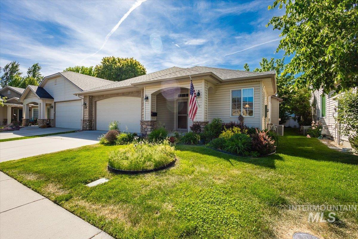 336 S Golden Eagle Lane, Eagle, Idaho 83616, 2 Bedrooms, 2 Bathrooms, Residential For Sale, Price $389,900, 98982627