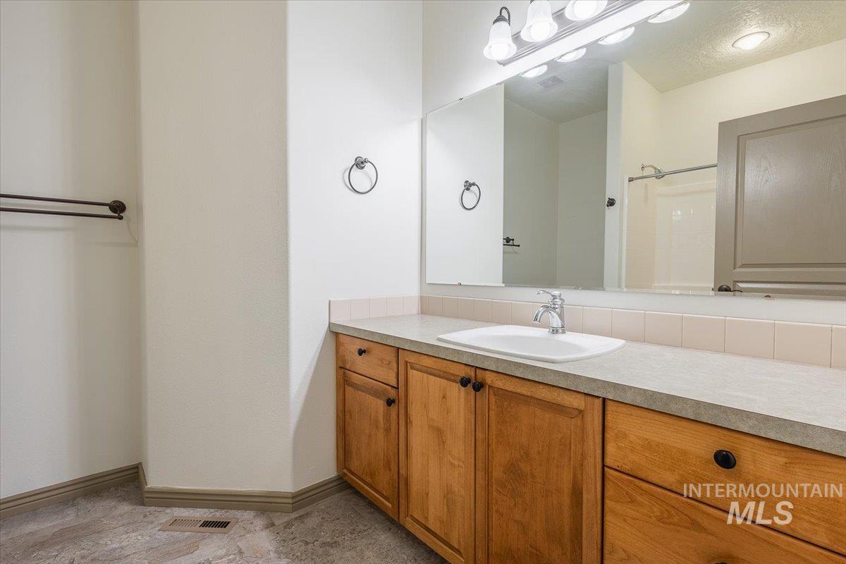 336 S Golden Eagle Lane, Eagle, Idaho 83616, 2 Bedrooms, 2 Bathrooms, Residential For Sale, Price $389,900, 98982627