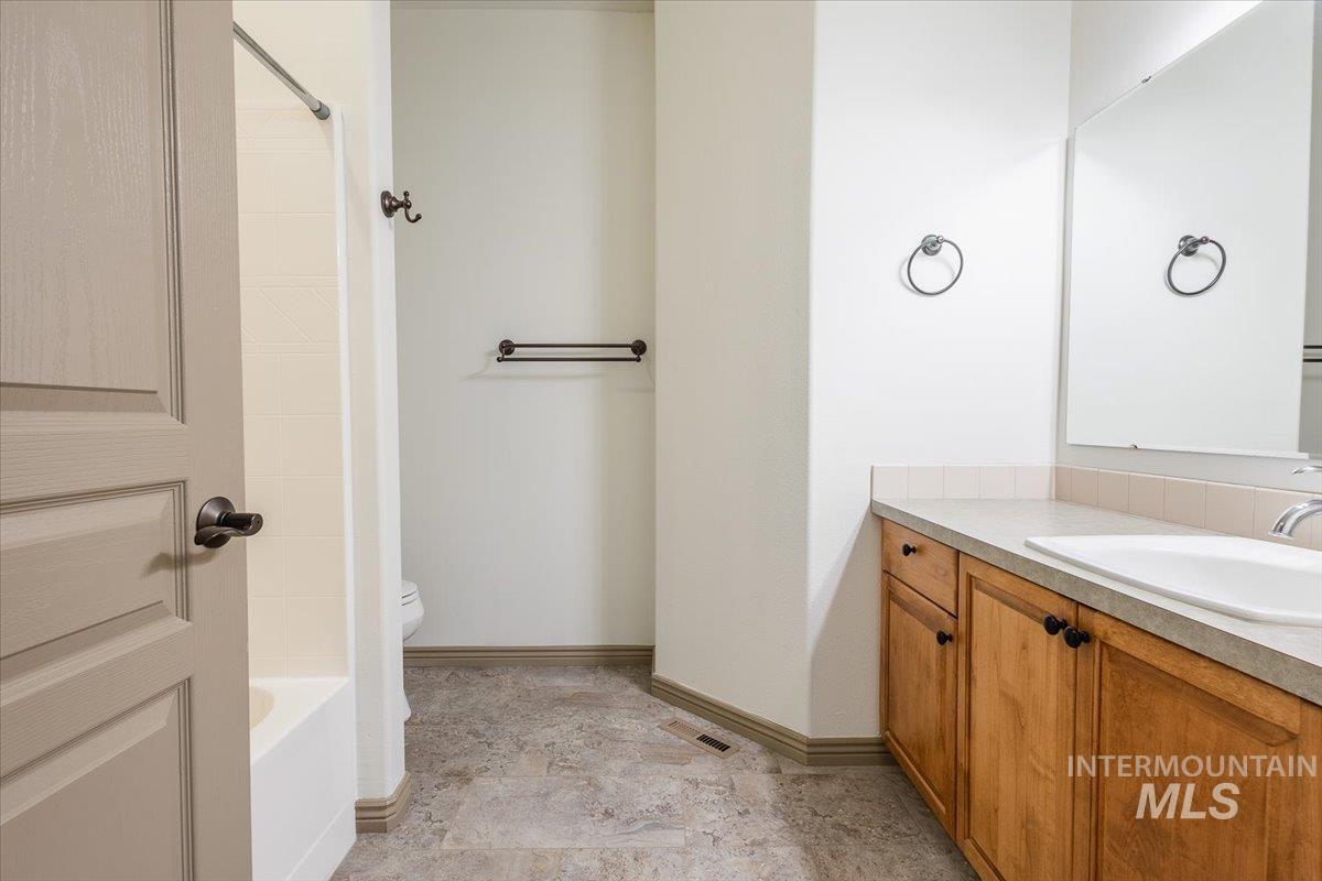 336 S Golden Eagle Lane, Eagle, Idaho 83616, 2 Bedrooms, 2 Bathrooms, Residential For Sale, Price $389,900, 98982627