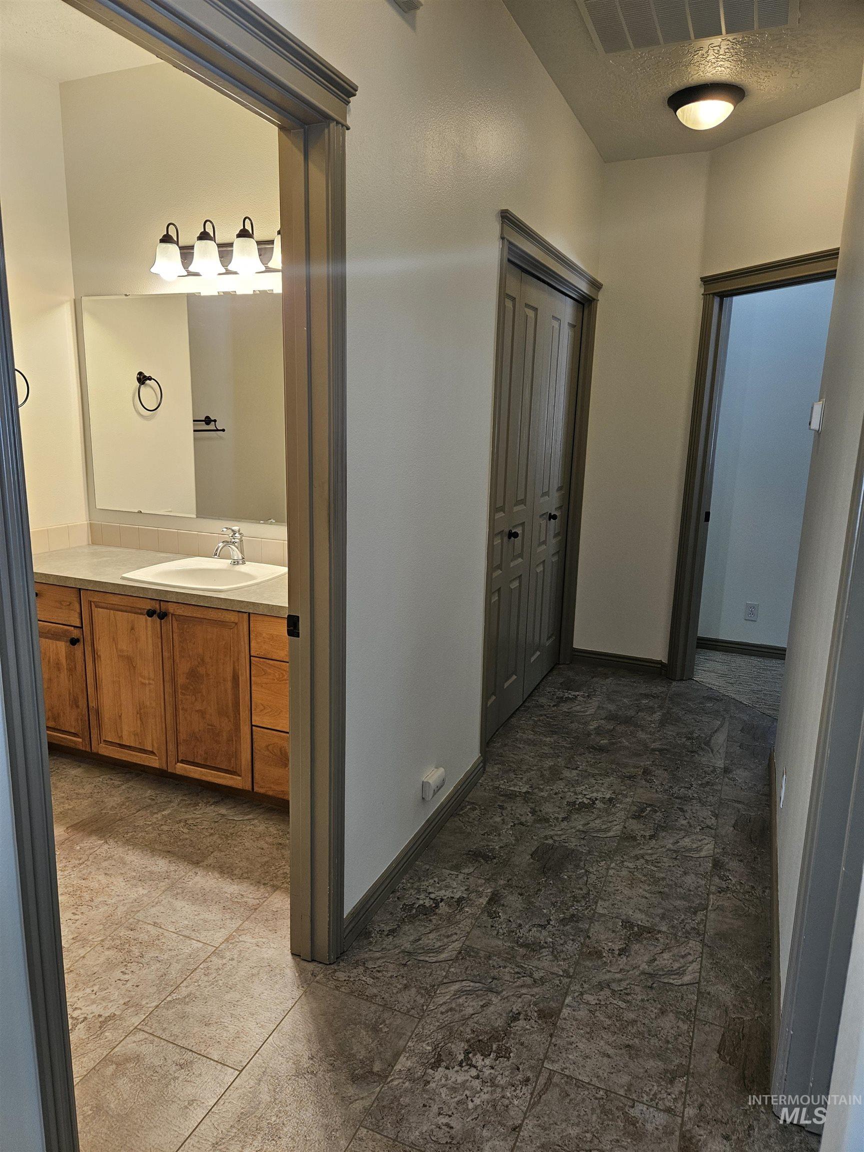 336 S Golden Eagle Lane, Eagle, Idaho 83616, 2 Bedrooms, 2 Bathrooms, Residential For Sale, Price $409,000,MLS 98982627