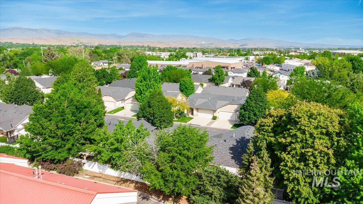 336 S Golden Eagle Lane, Eagle, Idaho 83616, 2 Bedrooms, 2 Bathrooms, Residential For Sale, Price $389,900, 98982627