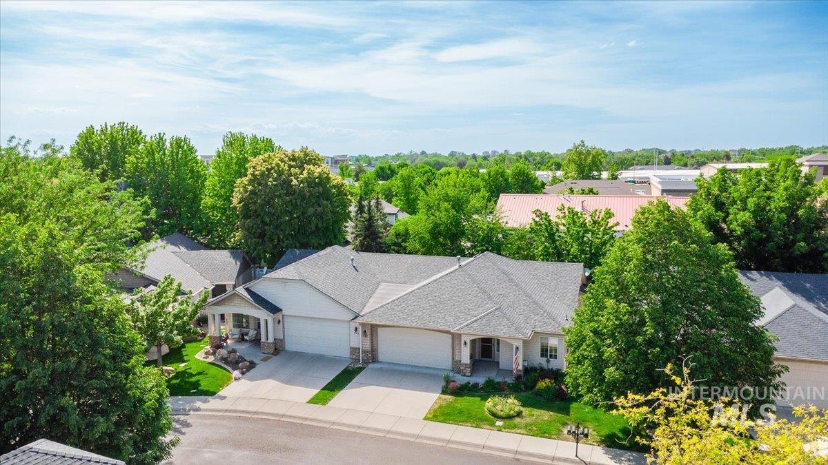 336 S Golden Eagle Lane, Eagle, Idaho 83616, 2 Bedrooms, 2 Bathrooms, Residential For Sale, Price $389,900, 98982627