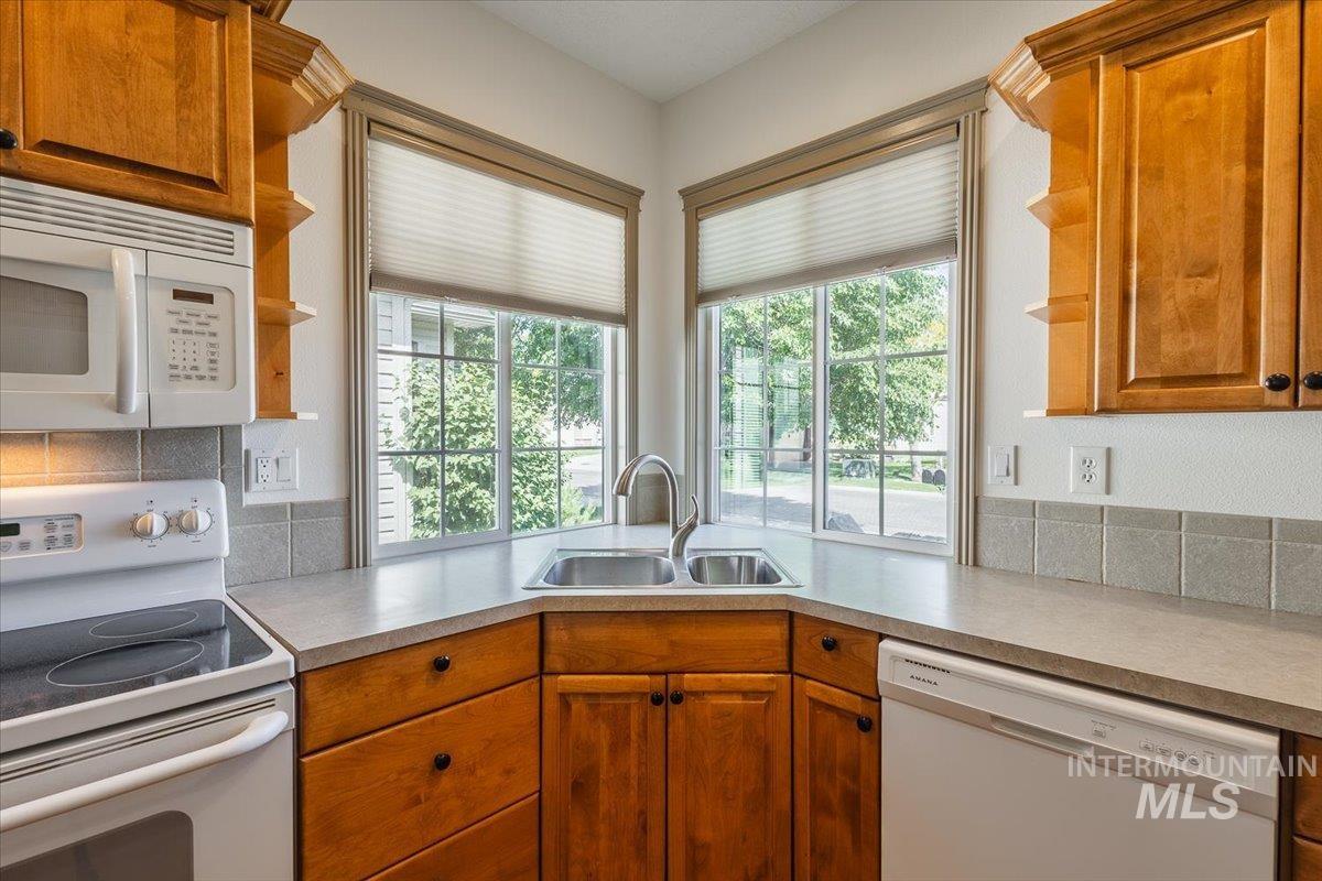 336 S Golden Eagle Lane, Eagle, Idaho 83616, 2 Bedrooms, 2 Bathrooms, Residential For Sale, Price $389,900, 98982627