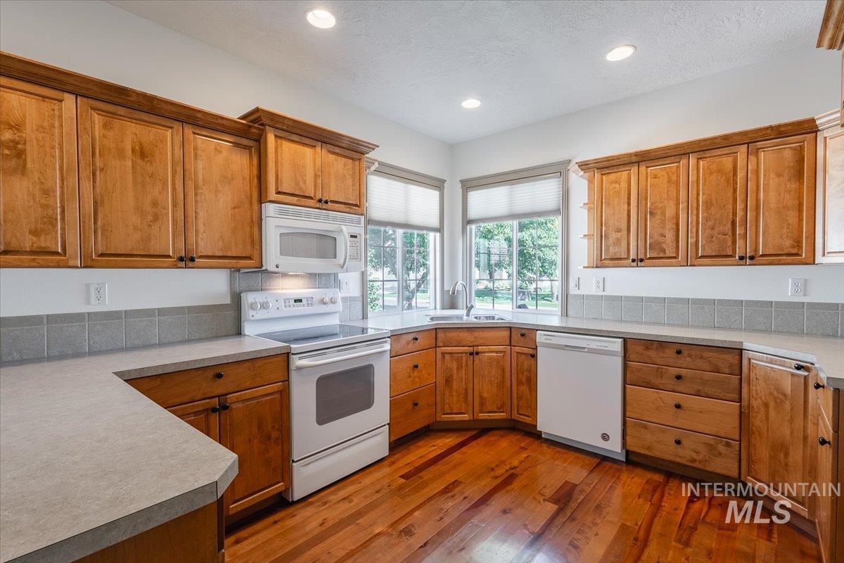 336 S Golden Eagle Lane, Eagle, Idaho 83616, 2 Bedrooms, 2 Bathrooms, Residential For Sale, Price $389,900, 98982627
