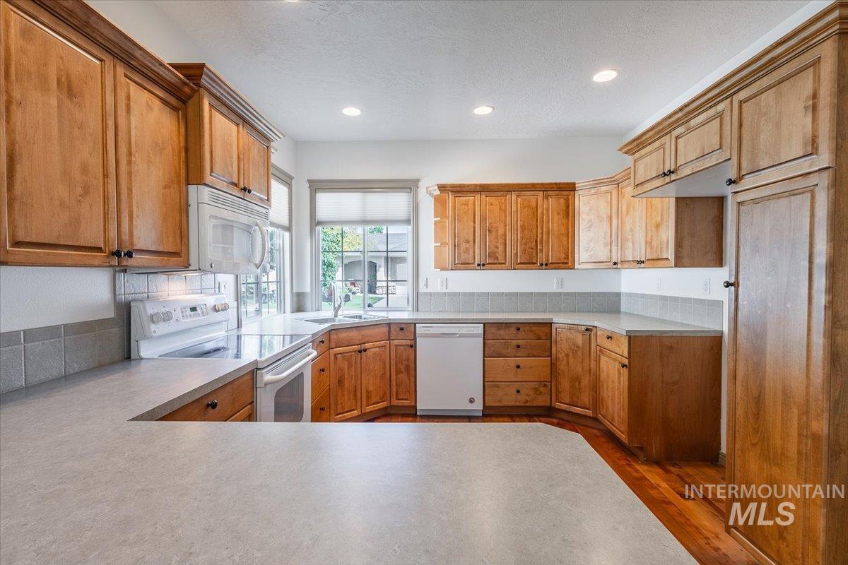 336 S Golden Eagle Lane, Eagle, Idaho 83616, 2 Bedrooms, 2 Bathrooms, Residential For Sale, Price $389,900, 98982627