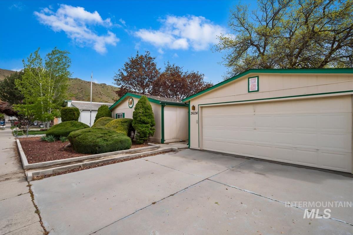 3624 S Licorice Pl, Boise, Idaho 83716, 3 Bedrooms, 2 Bathrooms, Residential For Sale, Price $285,000,MLS 98982634