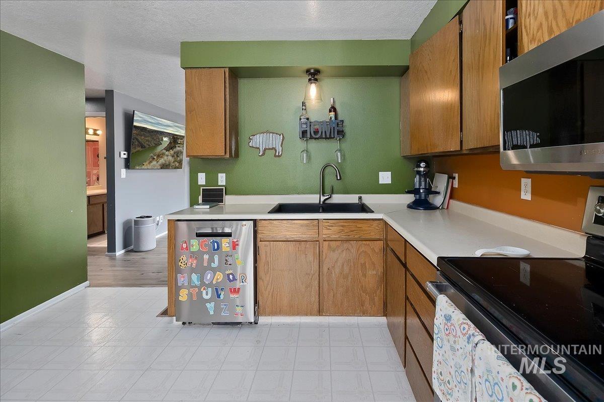 2091 Falls Ave E, Twin Falls, Idaho 83301, 3 Bedrooms, 2 Bathrooms, Residential For Sale, Price $285,000,MLS 98982656