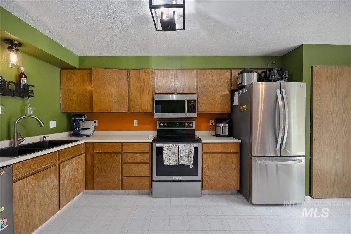 2091 Falls Ave E, Twin Falls, Idaho 83301, 3 Bedrooms, 2 Bathrooms, Residential For Sale, Price $285,000,MLS 98982656