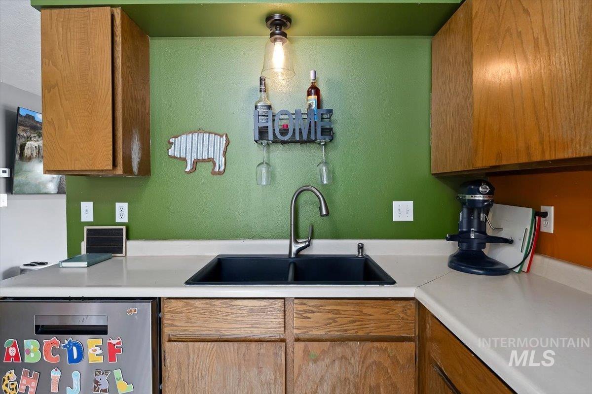 2091 Falls Ave E, Twin Falls, Idaho 83301, 3 Bedrooms, 2 Bathrooms, Residential For Sale, Price $285,000,MLS 98982656