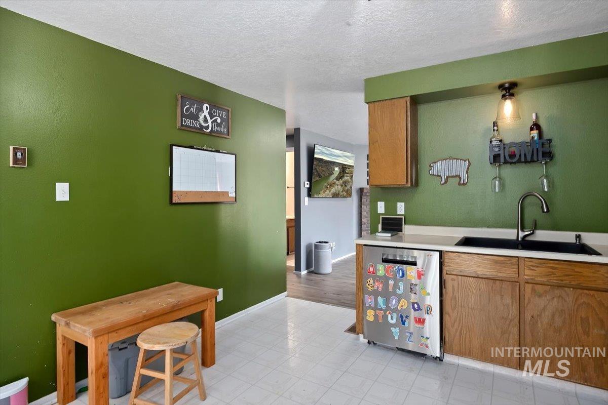 2091 Falls Ave E, Twin Falls, Idaho 83301, 3 Bedrooms, 2 Bathrooms, Residential For Sale, Price $285,000,MLS 98982656